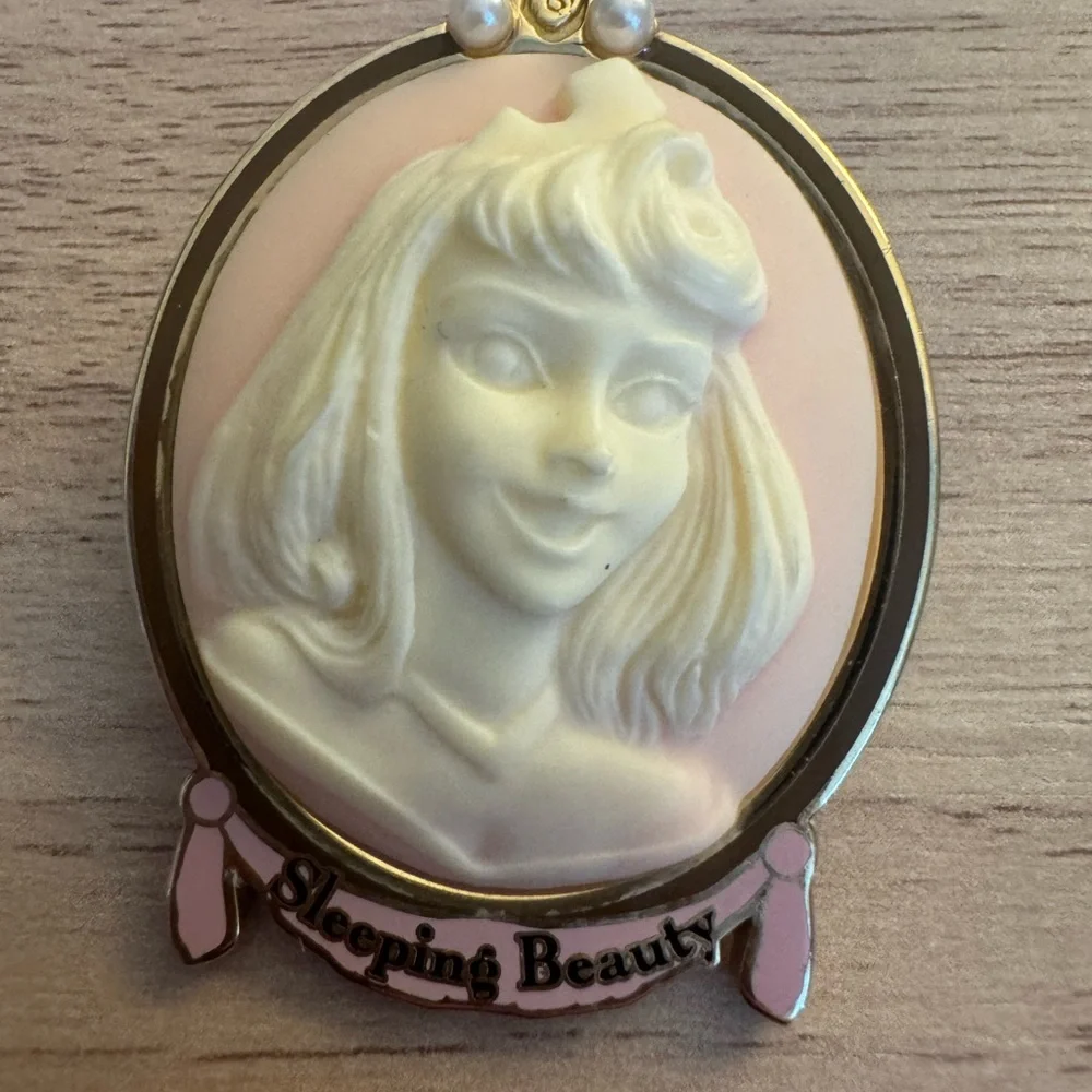Rare Vintage Sleeping Beauty Cameo Pin - Pink and Cream - Picture 1 of 3